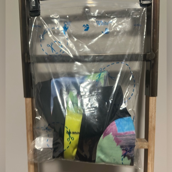 Off-White - Picture 9 of 10